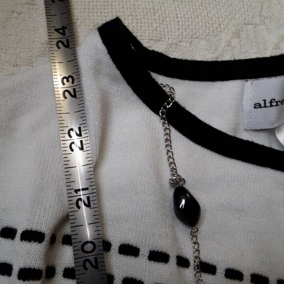 Alfred Dunner Women's Sweater size M Textured Chevron Asymmetrical Hem - Picture 10 of 10